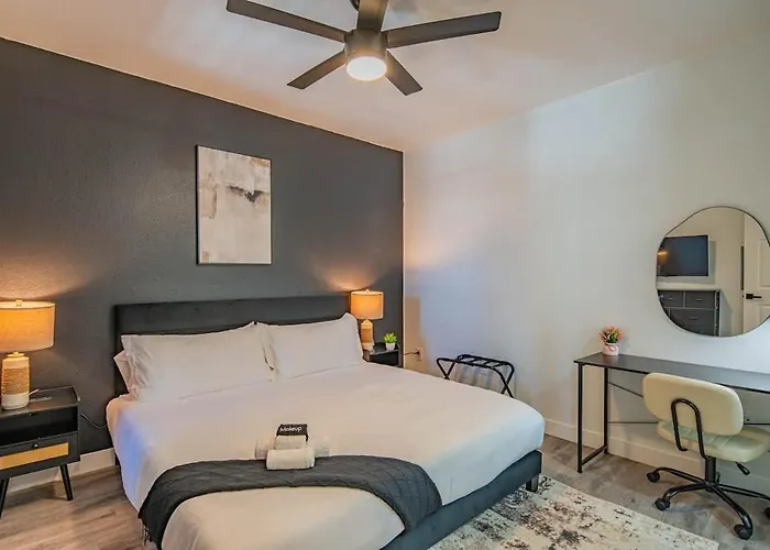 Amiable 2bd King Bed With Pool, Hot Tub, Gym, Parking *