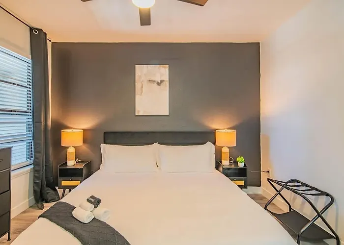 Apartment Amiable 2bd King Bed With Pool, Hot Tub, Gym, Parking