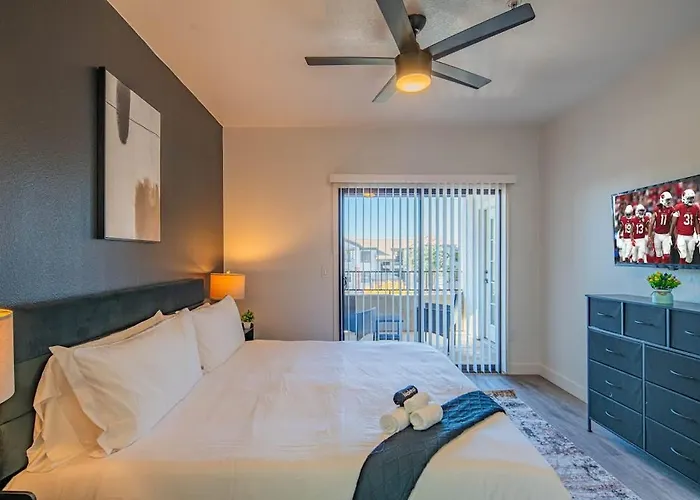 Amiable 2bd King Bed With Pool, Hot Tub, Gym, Parking *