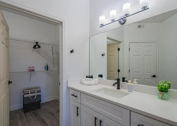 Apartment Amiable 2bd King Bed With Pool, Hot Tub, Gym, Parking *