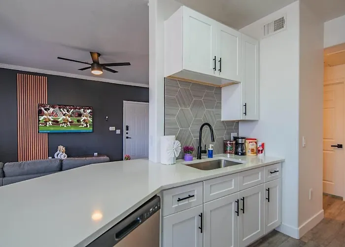 Apartment Amiable 2bd King Bed With Pool, Hot Tub, Gym, Parking Glendale